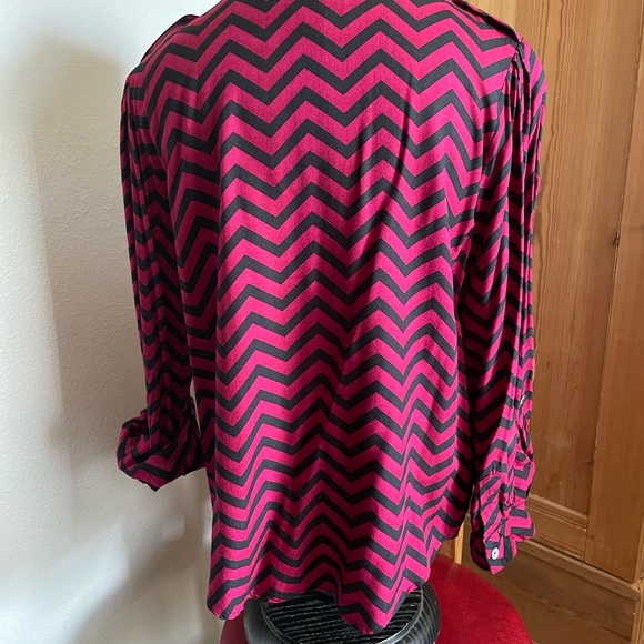 3/$15 EUC Escapade chevron blouse, long sleeve OR roll with tab. V neck AGGIE - Picture 2 of 7